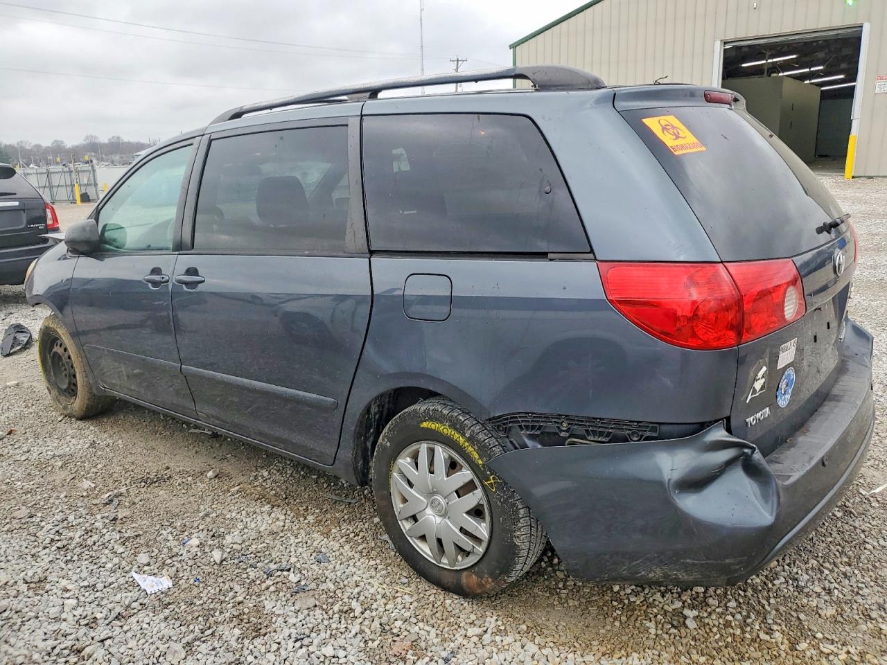 2009 TOYOTA SIENNA CE photo 2