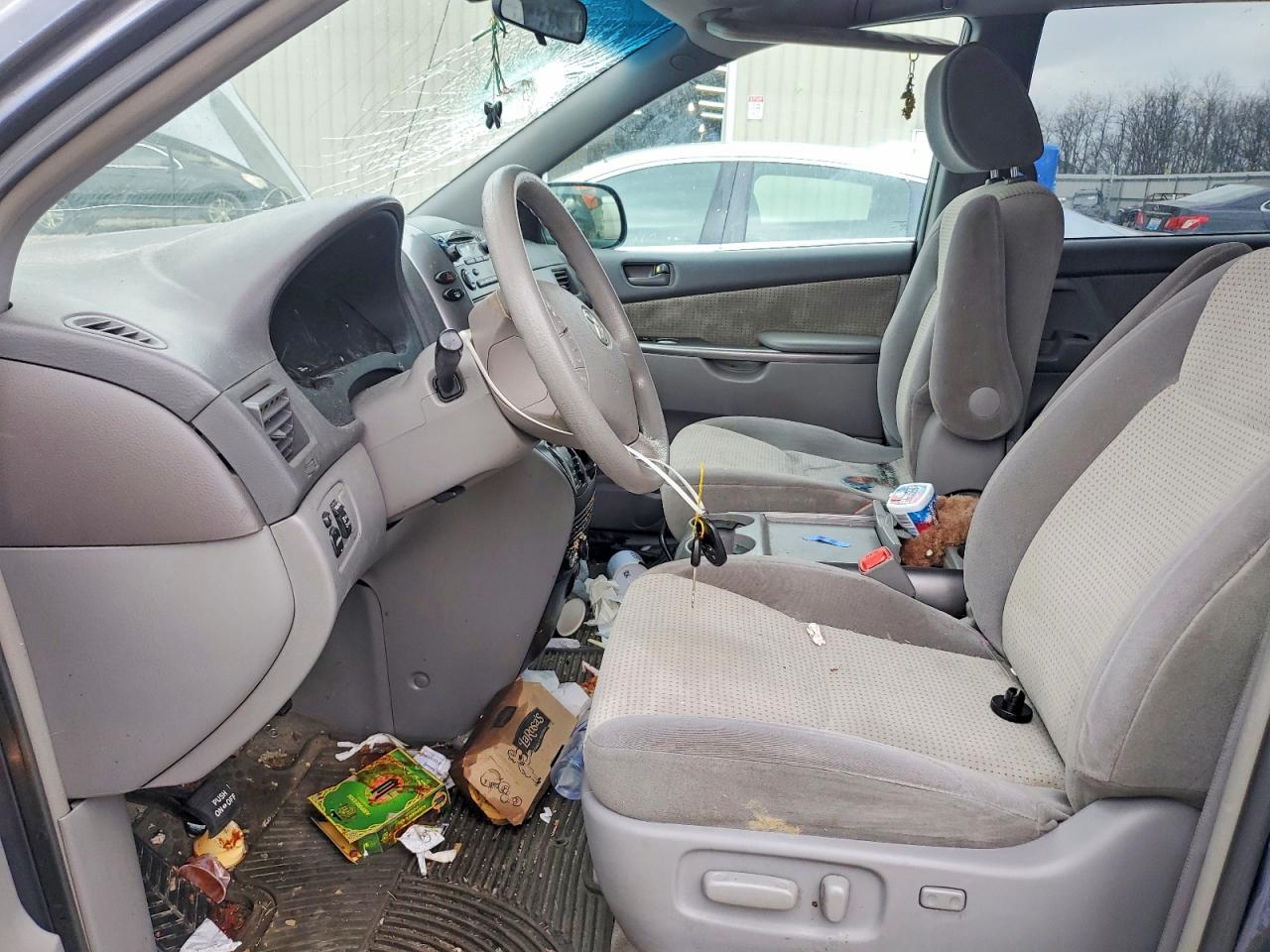 2009 TOYOTA SIENNA CE photo 7