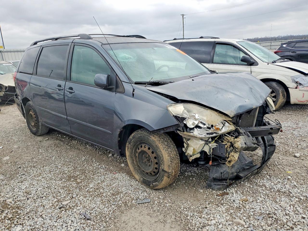 2009 TOYOTA SIENNA CE photo 4