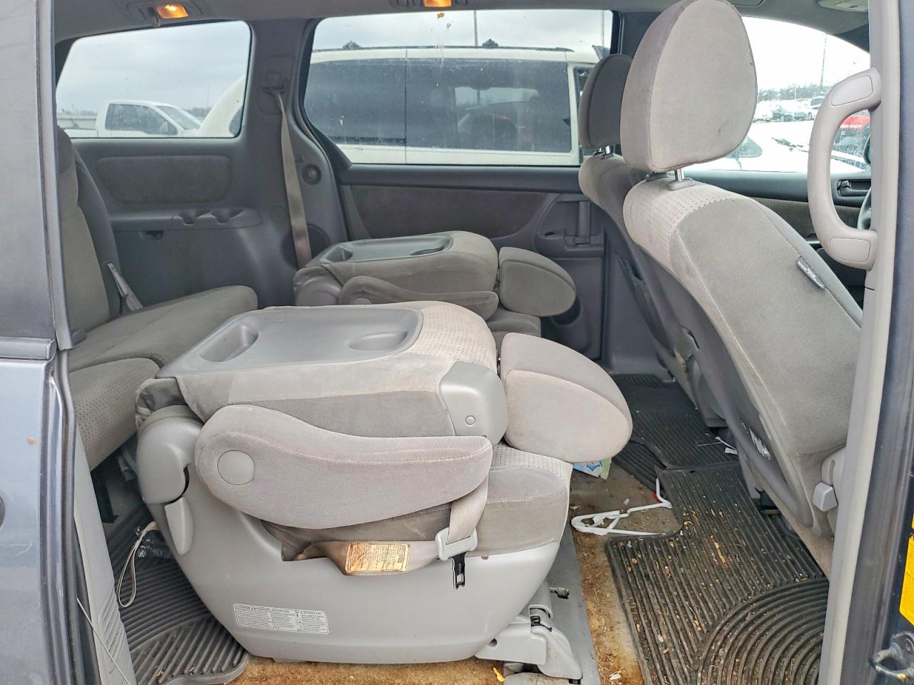 2009 TOYOTA SIENNA CE photo 11