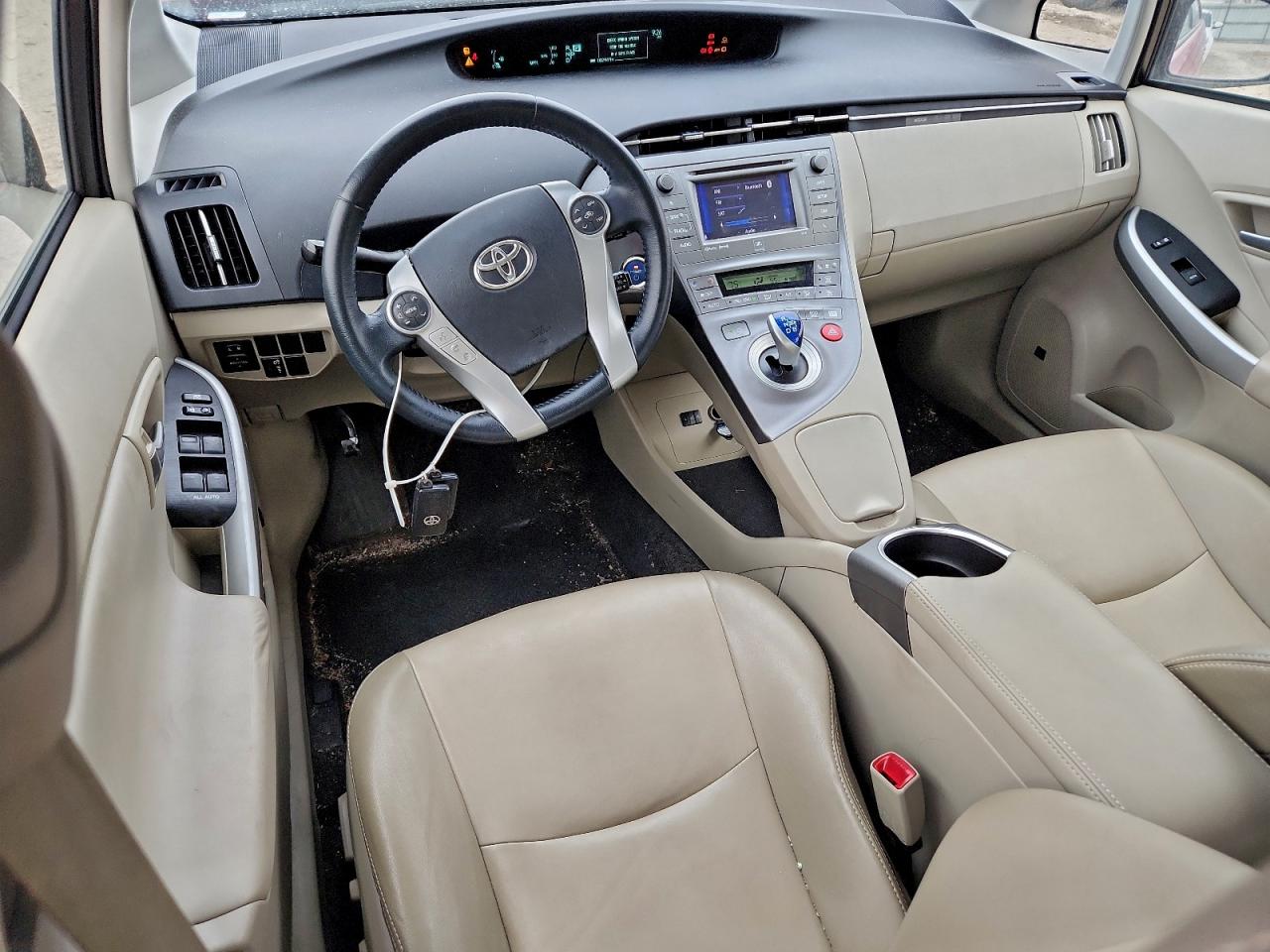 2013 TOYOTA PRIUS photo 8