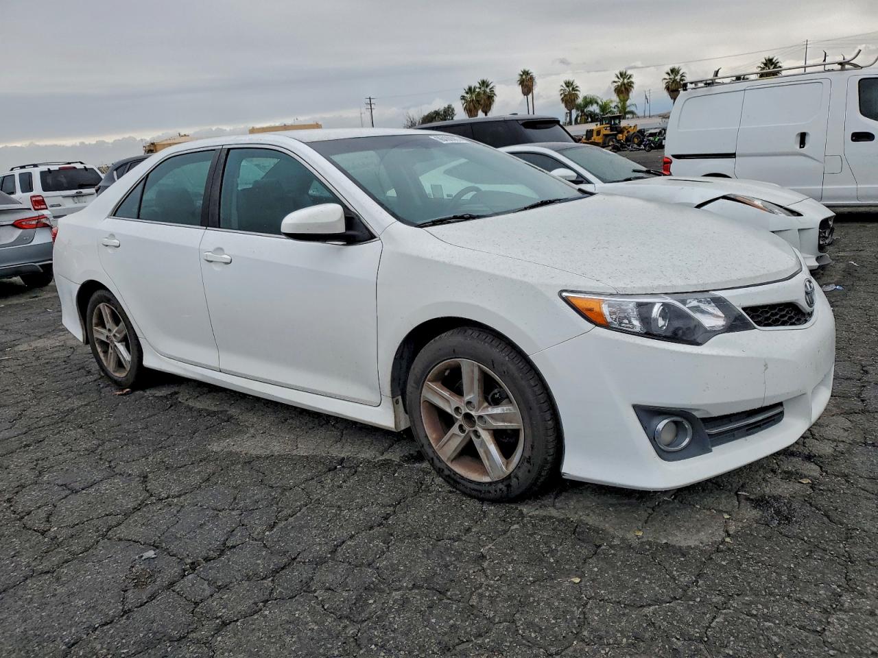 2013 TOYOTA CAMRY L photo 4