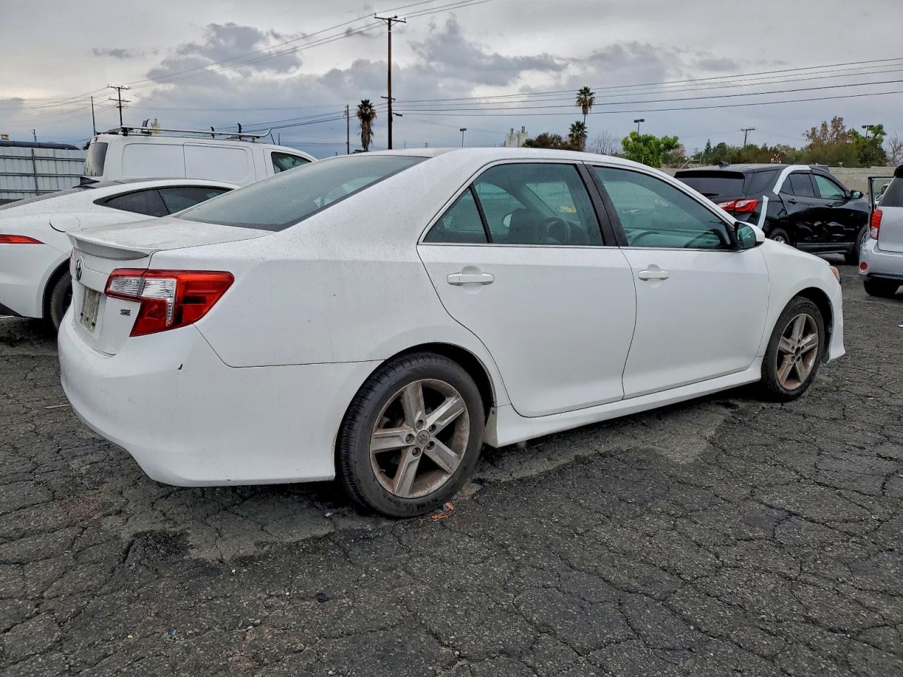 2013 TOYOTA CAMRY L photo 3