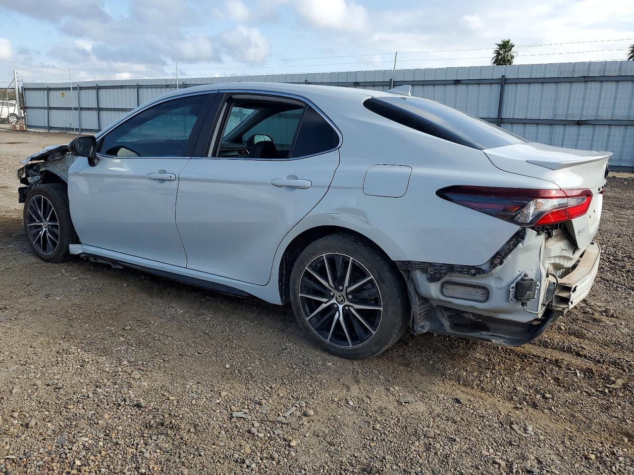 2022 TOYOTA CAMRY SE photo 2