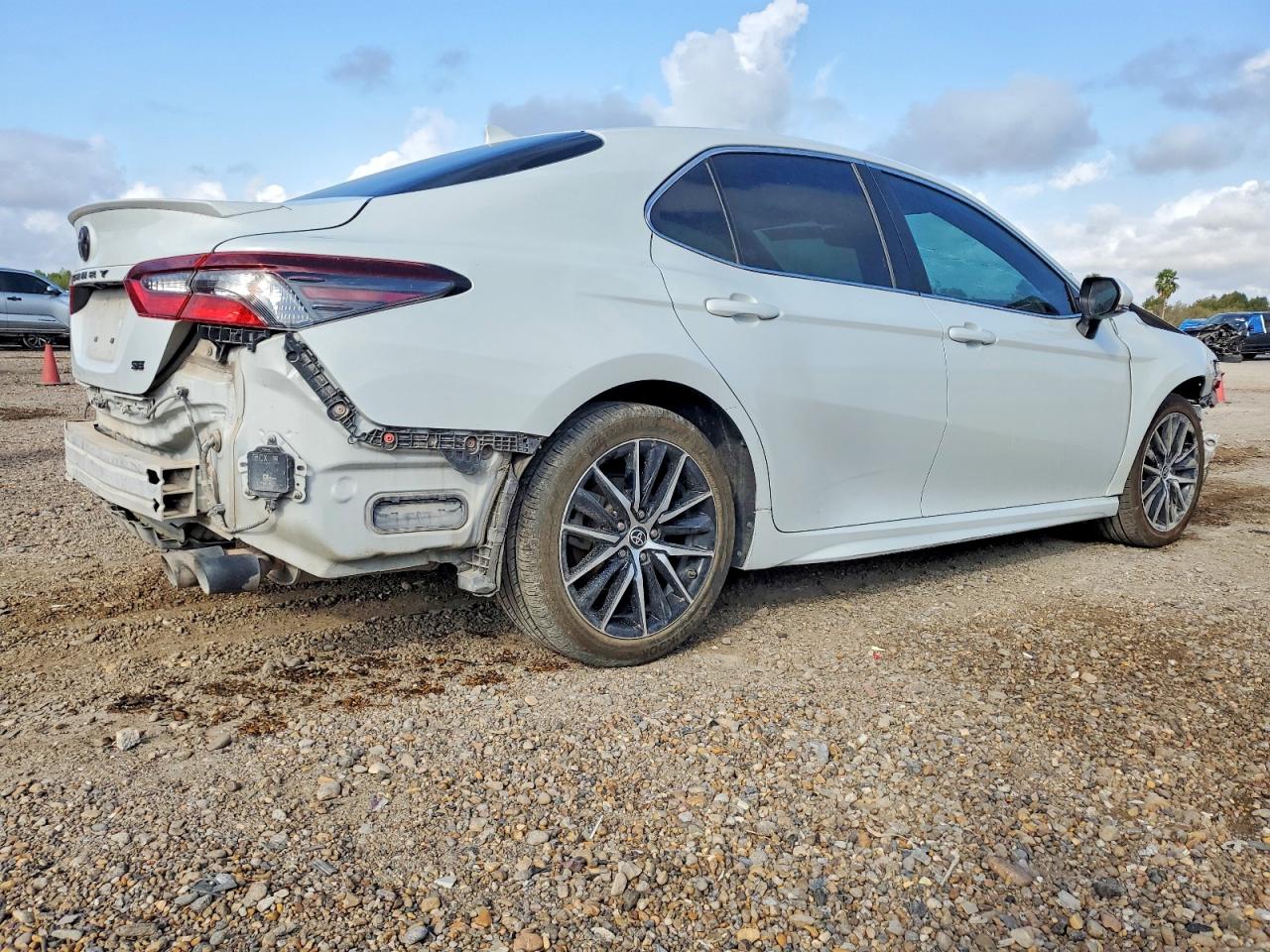 2022 TOYOTA CAMRY SE photo 3