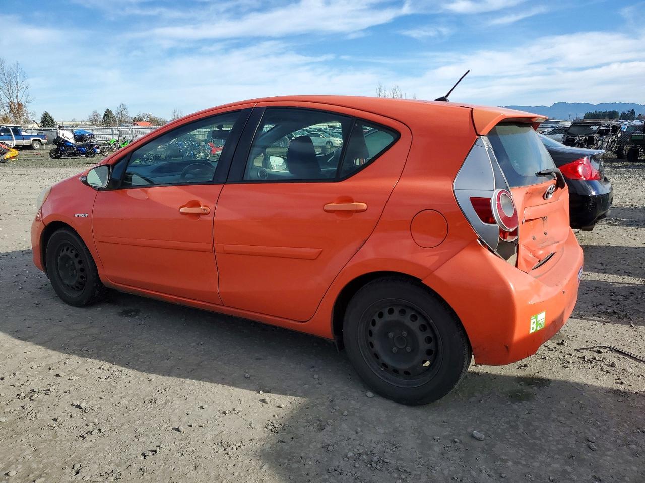 2013 TOYOTA PRIUS C photo 2
