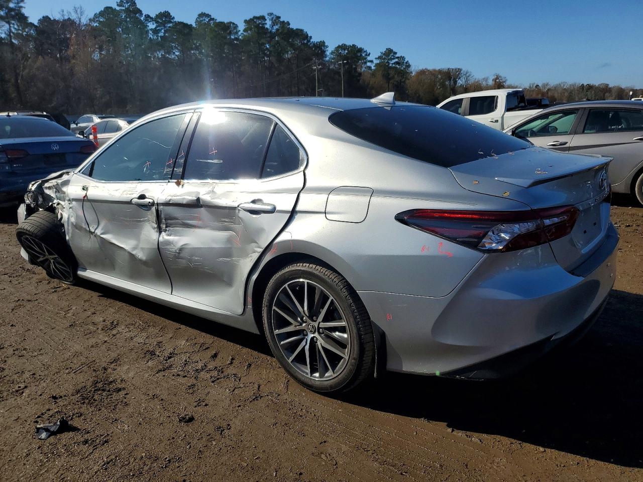 2021 TOYOTA CAMRY XLE photo 2