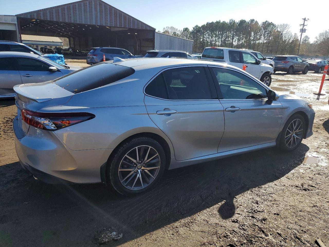 2021 TOYOTA CAMRY XLE photo 3