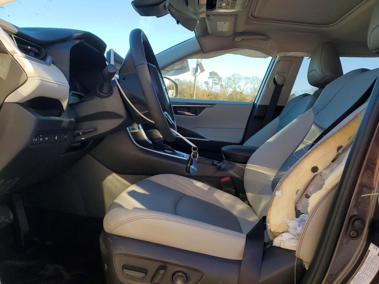 2025 TOYOTA RAV4 XLE PREMIUM photo 13