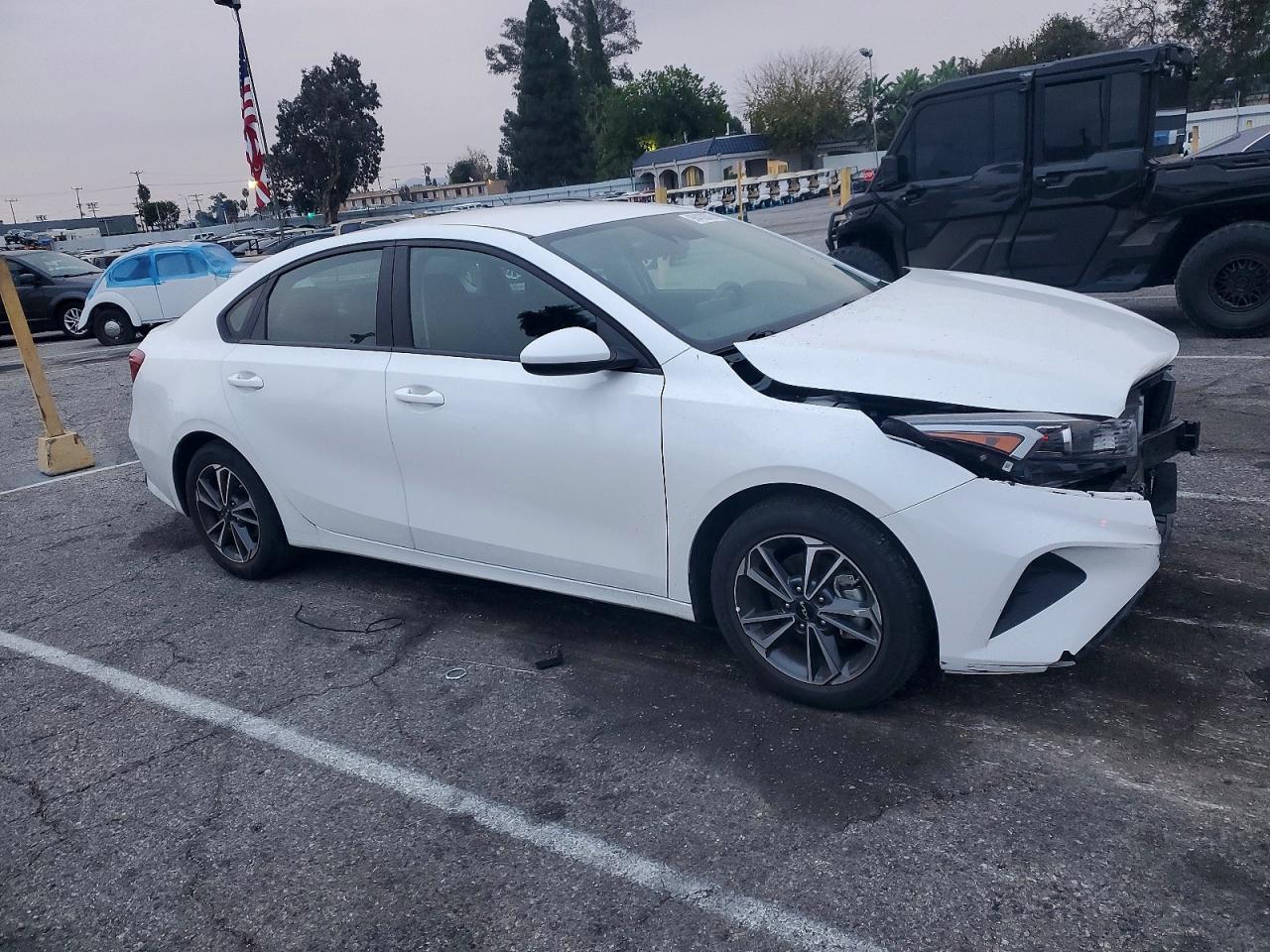 2023 KIA FORTE LX photo 4