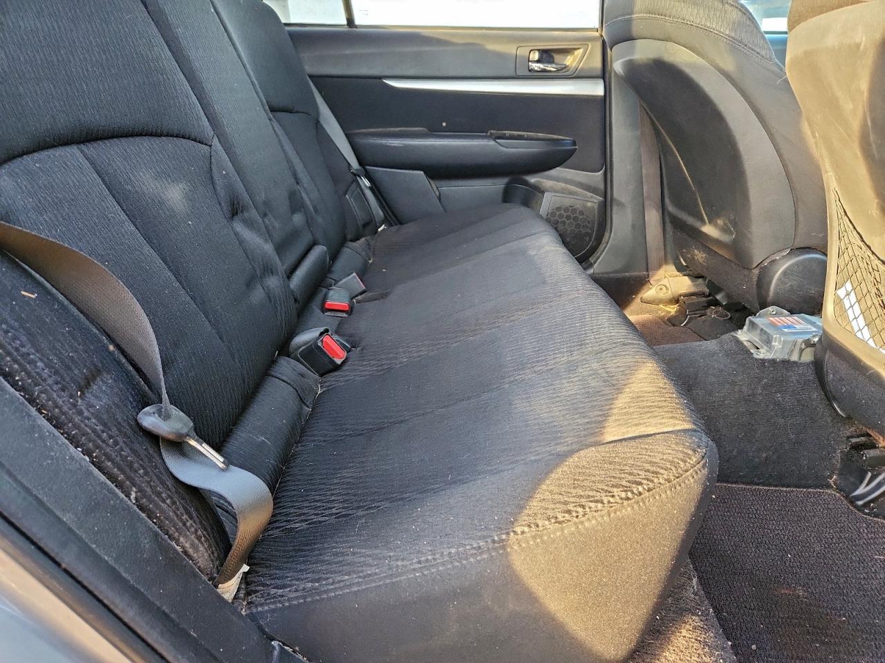 2010 SUBARU OUTBACK photo 11