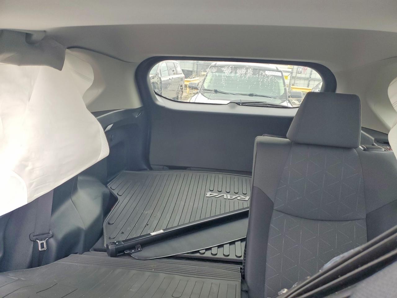 2024 TOYOTA RAV4 XLE photo 10