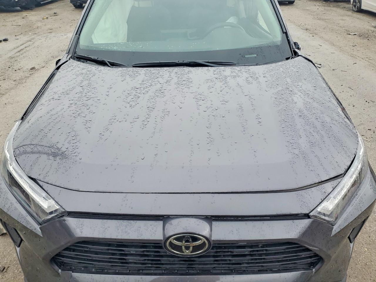 2024 TOYOTA RAV4 XLE photo 12