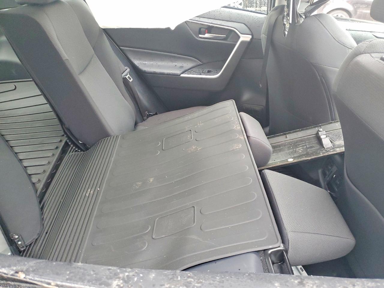 2024 TOYOTA RAV4 XLE photo 11
