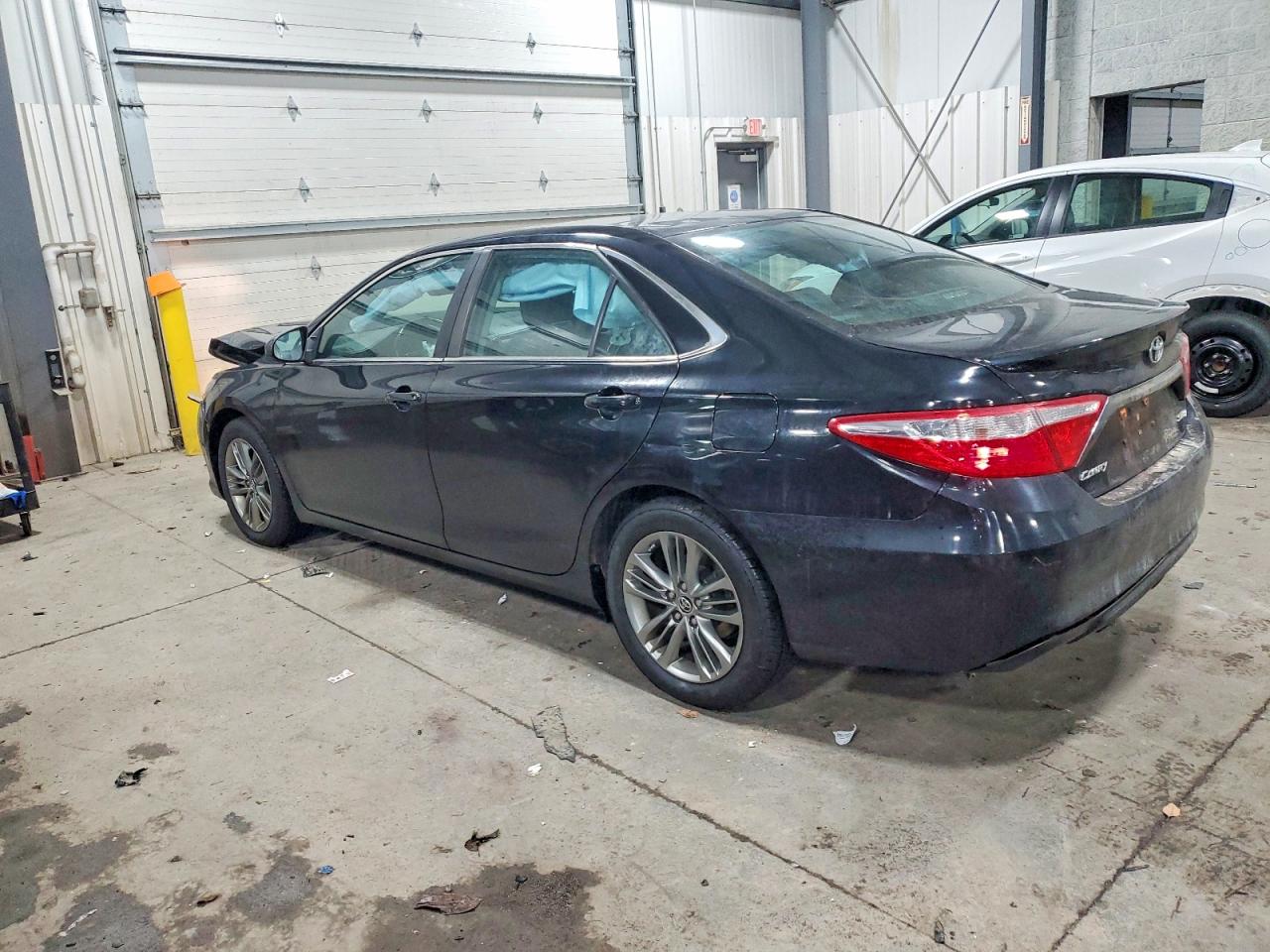 2015 TOYOTA CAMRY LE photo 2