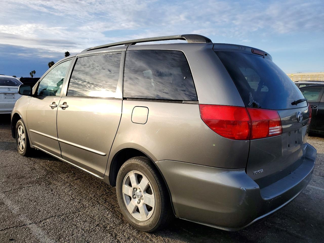 2004 TOYOTA SIENNA CE photo 2
