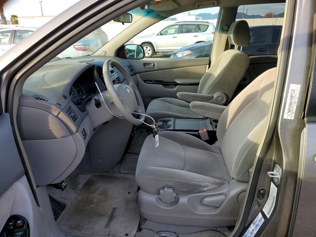 2004 TOYOTA SIENNA CE photo 7