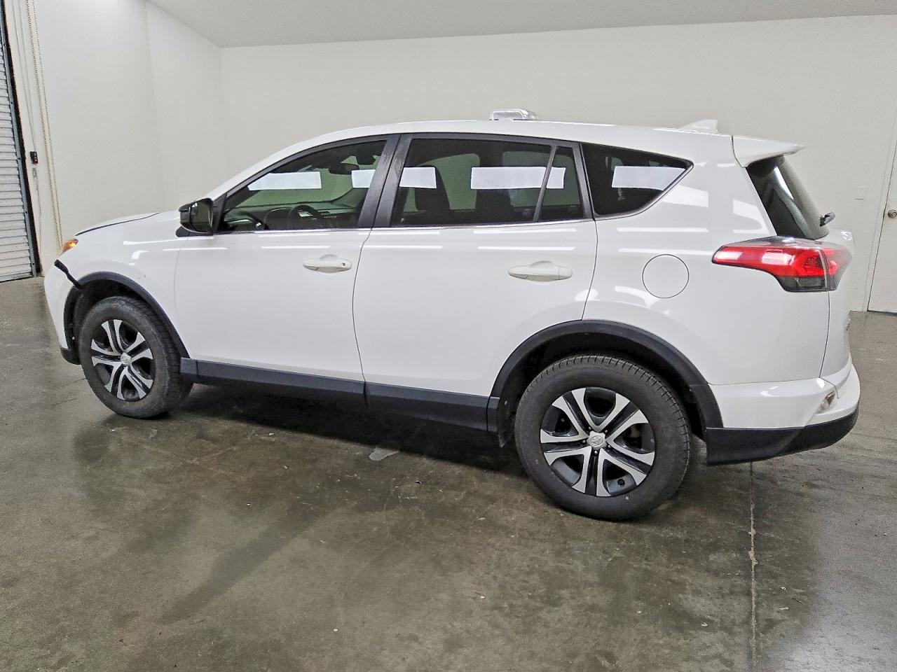 2018 TOYOTA RAV4 LE photo 2