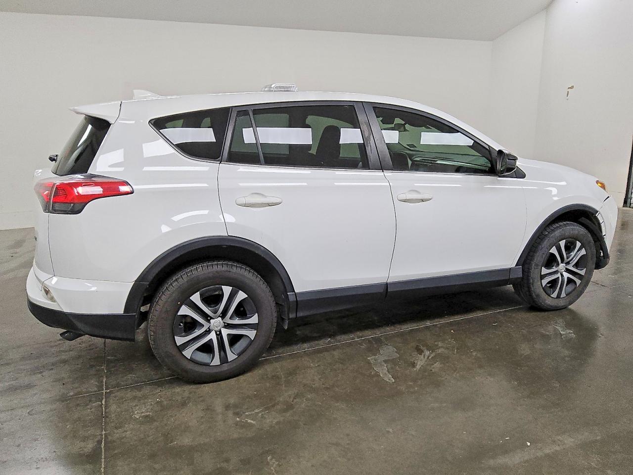 2018 TOYOTA RAV4 LE photo 3