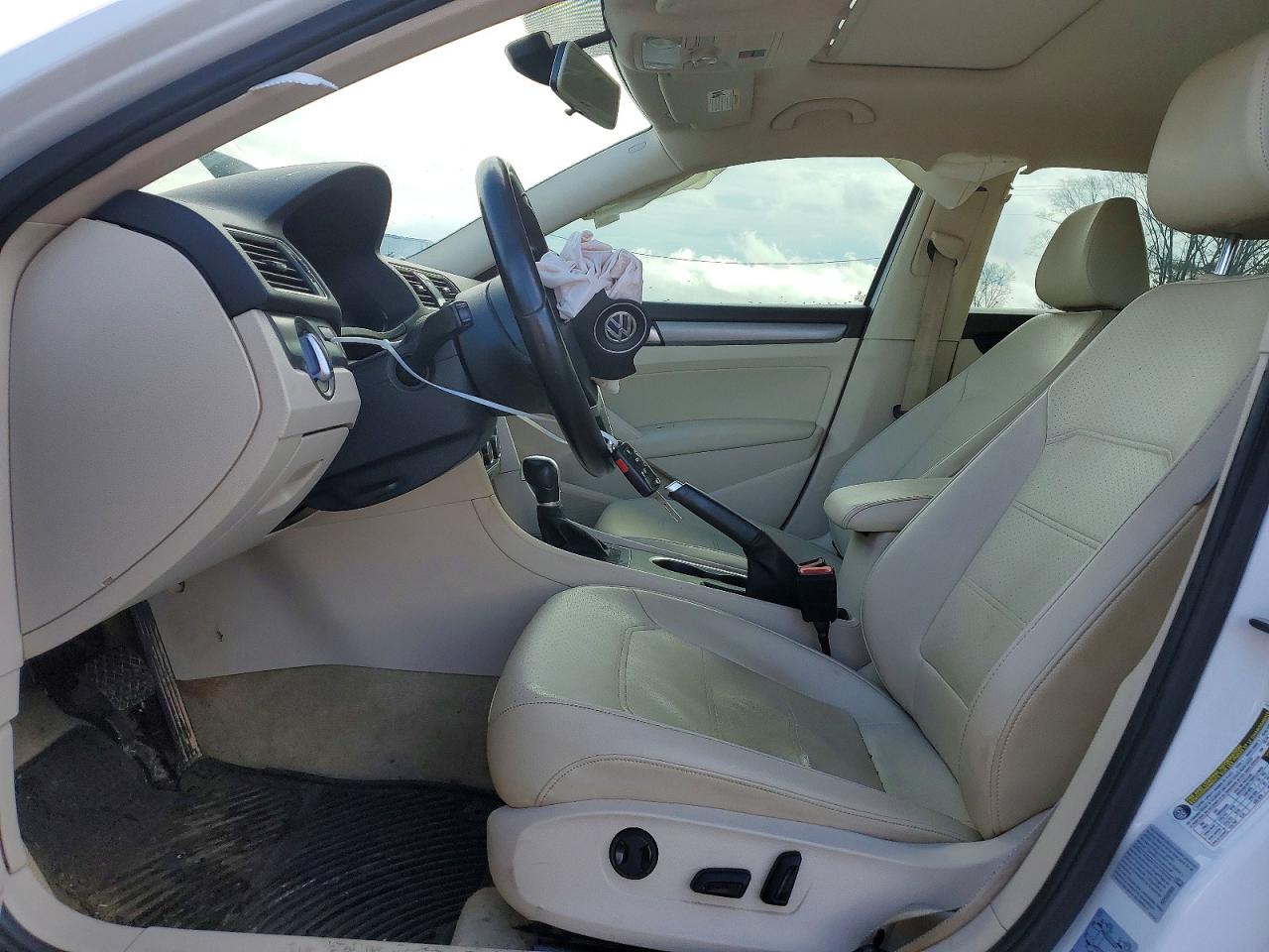 2015 VOLKSWAGEN PASSAT SE photo 25