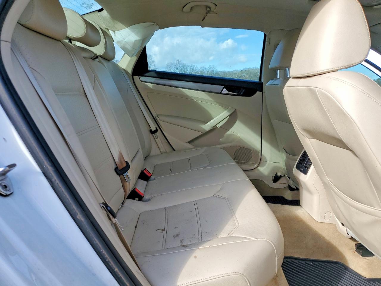 2015 VOLKSWAGEN PASSAT SE photo 37