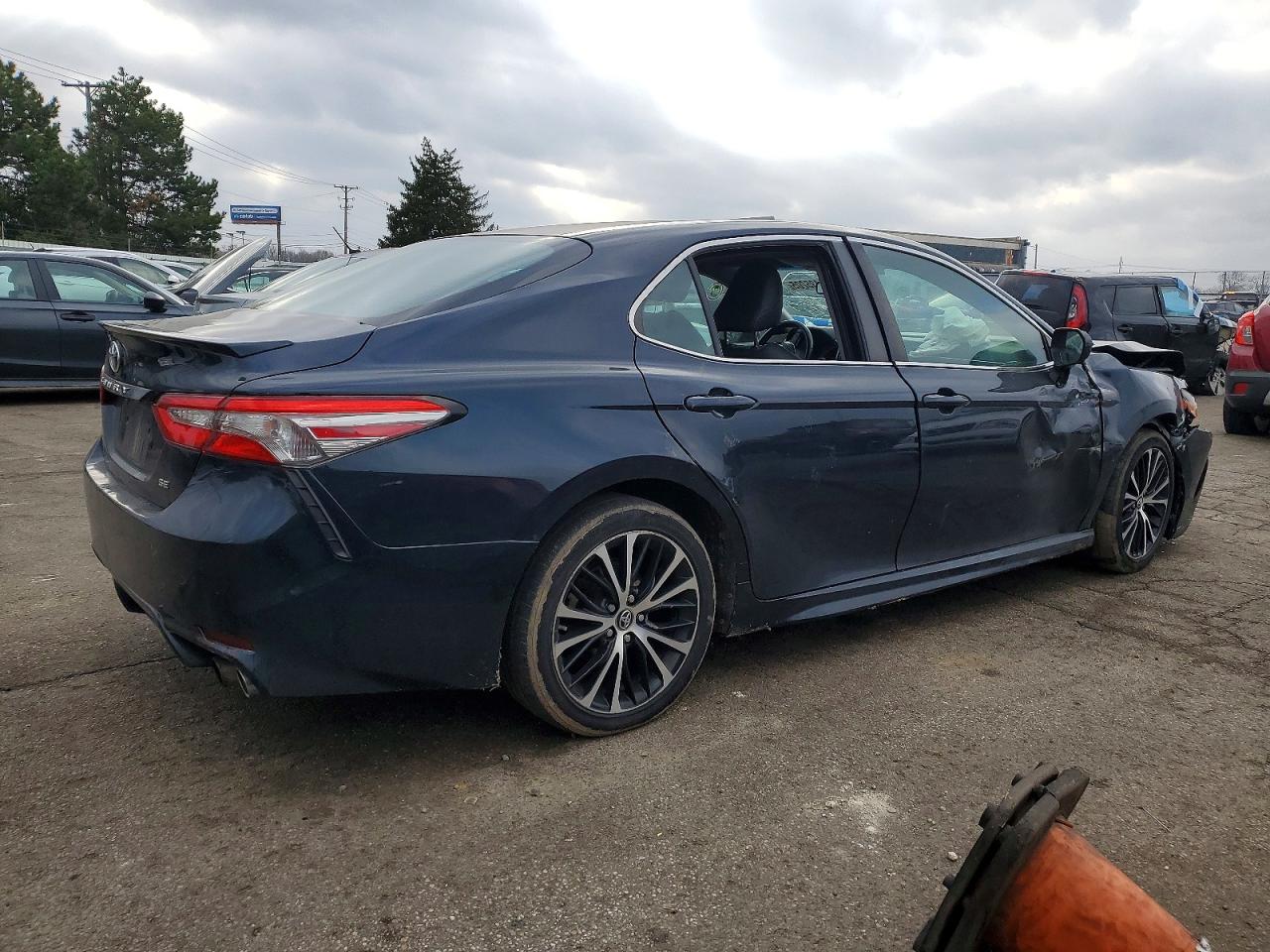 2018 TOYOTA CAMRY L photo 3