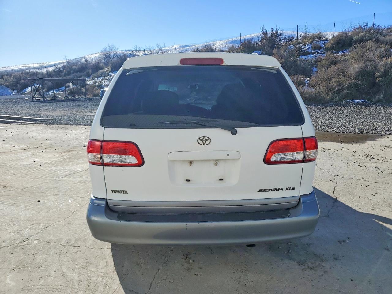 2001 TOYOTA SIENNA LE photo 6