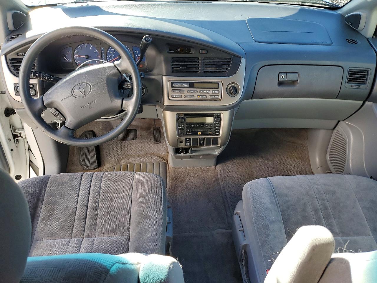 2001 TOYOTA SIENNA LE photo 8
