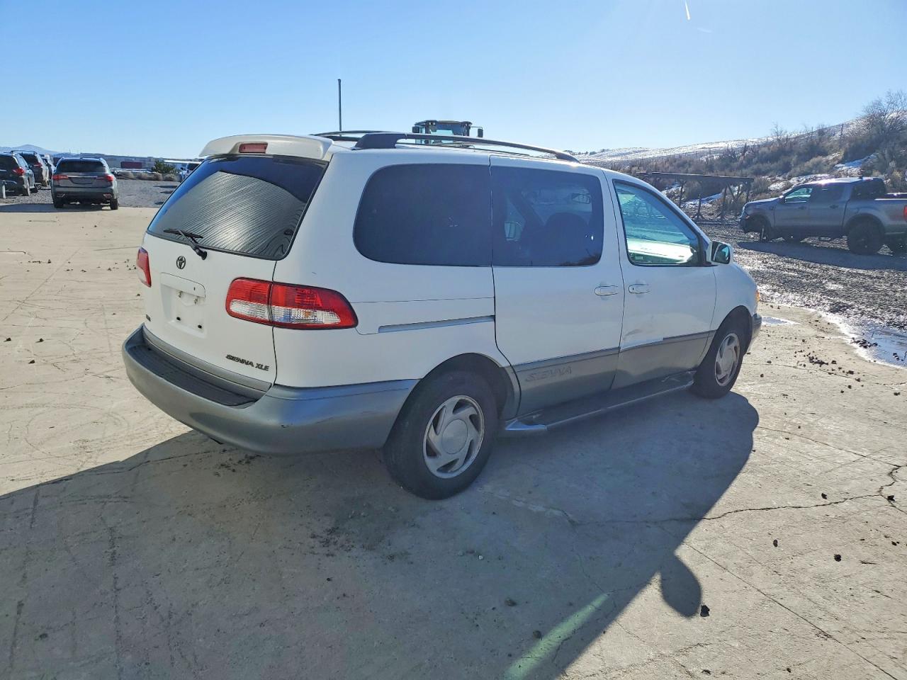 2001 TOYOTA SIENNA LE photo 3
