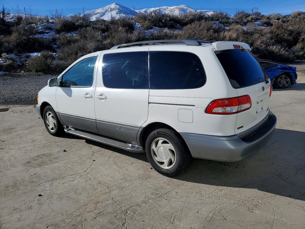 2001 TOYOTA SIENNA LE photo 2