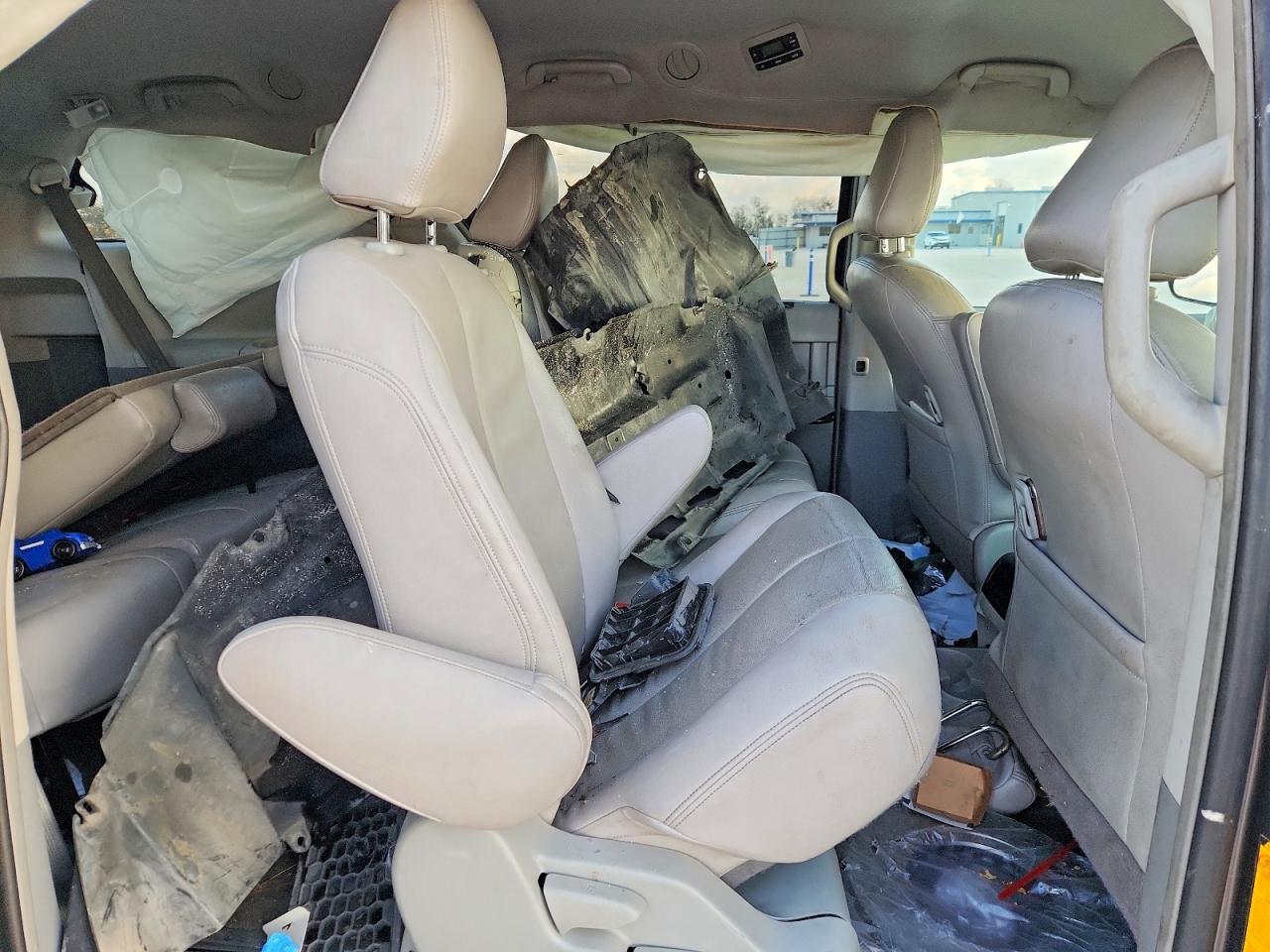 2014 TOYOTA SIENNA LE photo 11