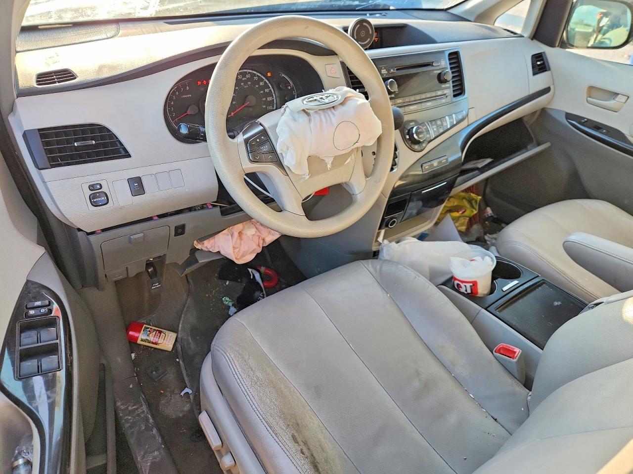 2014 TOYOTA SIENNA LE photo 8