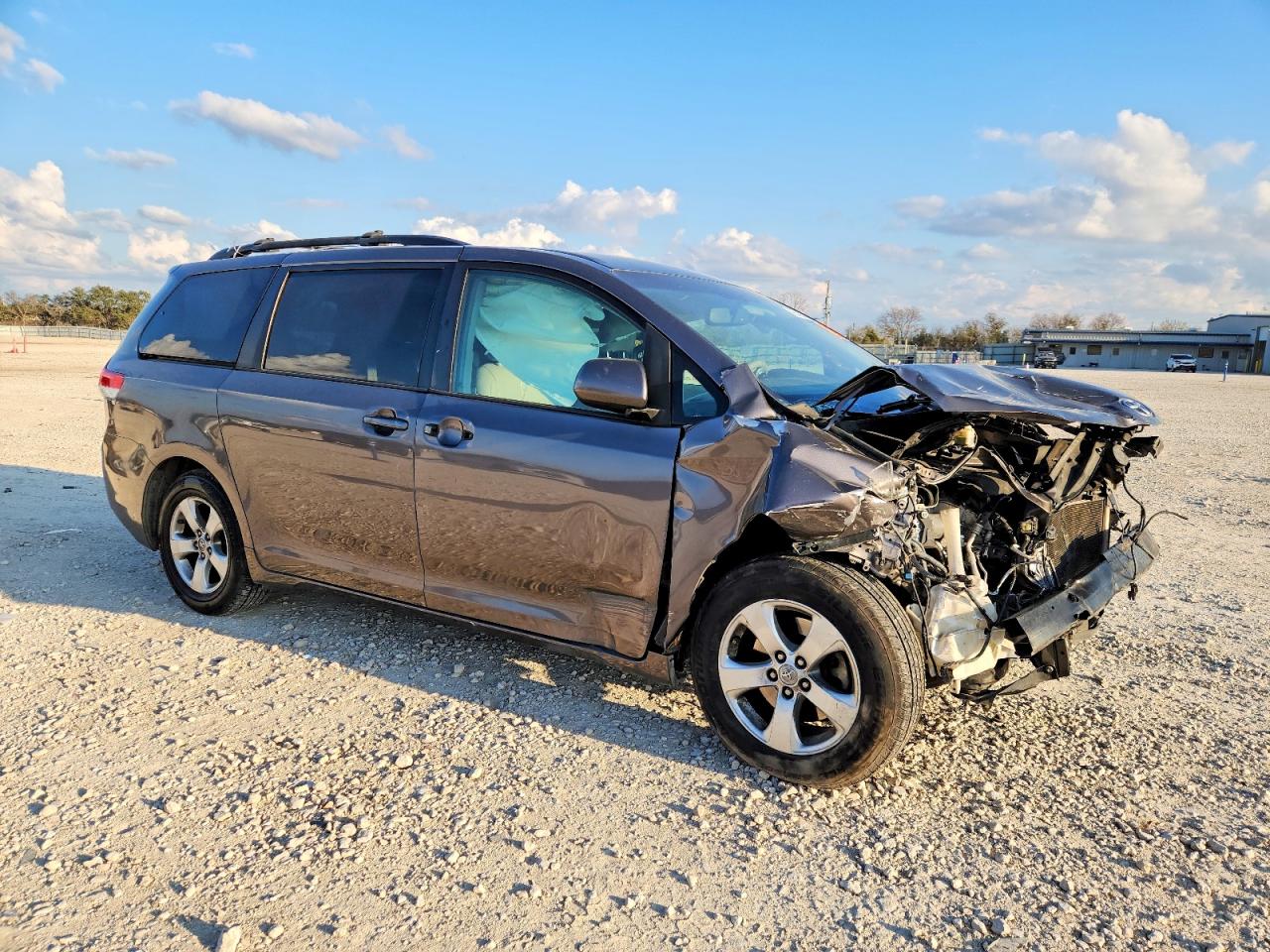 2014 TOYOTA SIENNA LE photo 4