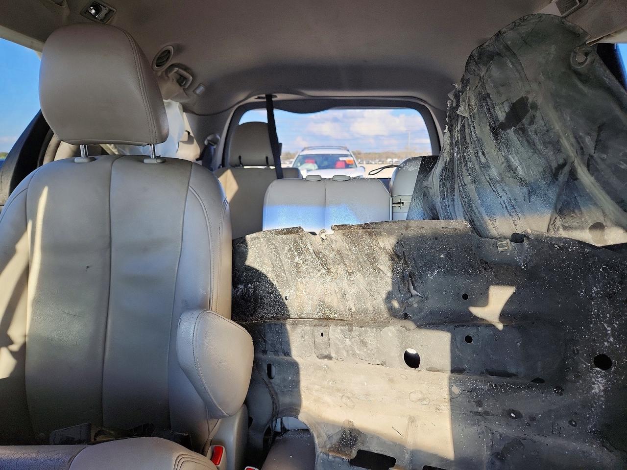 2014 TOYOTA SIENNA LE photo 10