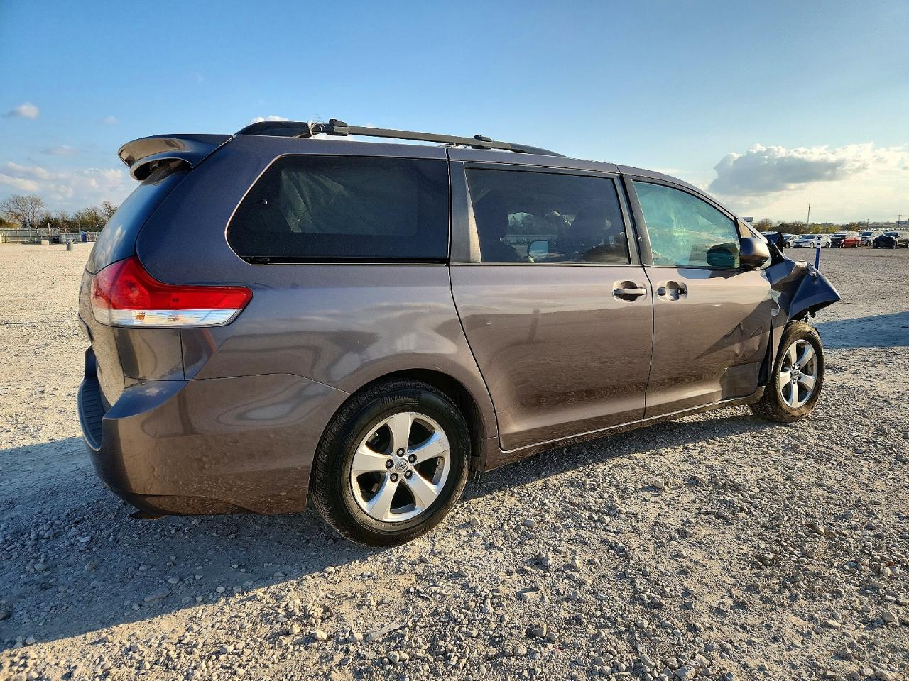 2014 TOYOTA SIENNA LE photo 3