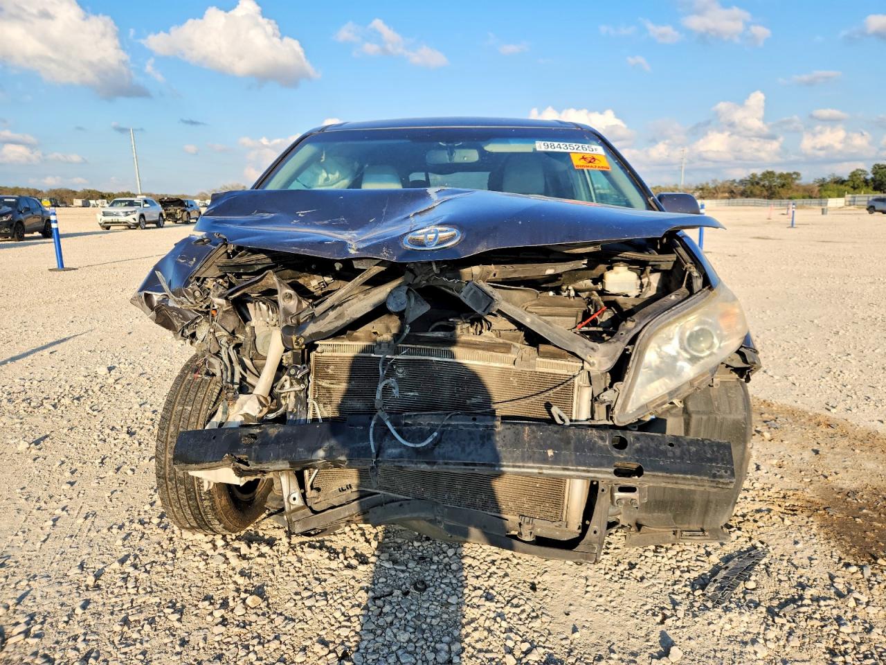 2014 TOYOTA SIENNA LE photo 5