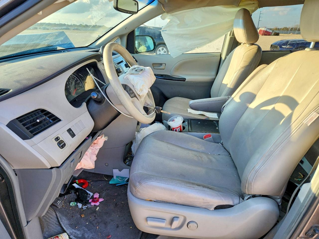 2014 TOYOTA SIENNA LE photo 7