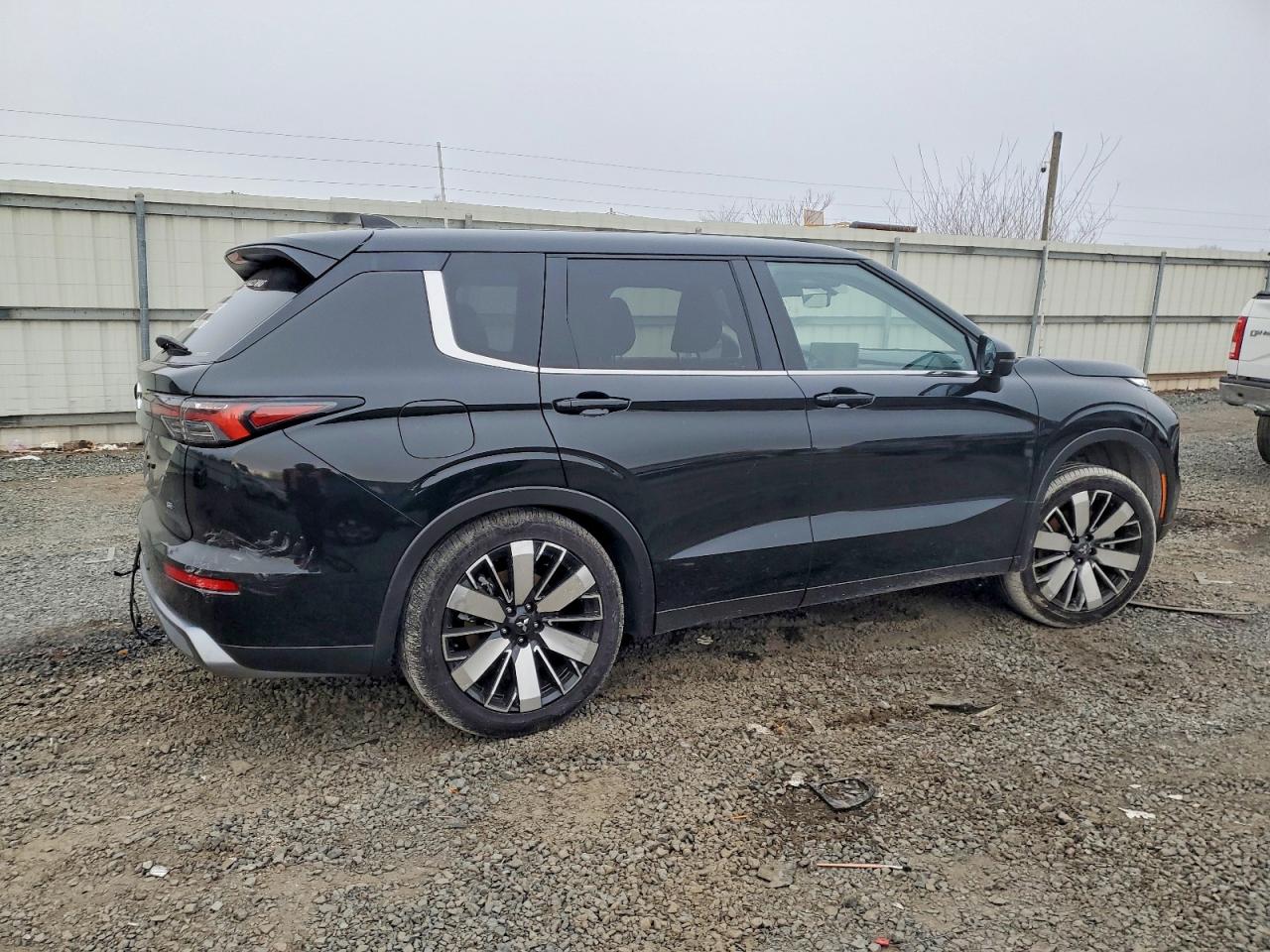 2025 MITSUBISHI OUTLANDER SE photo 3