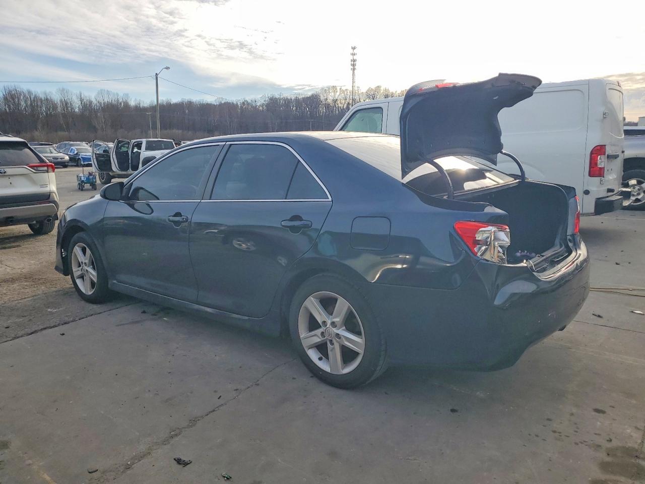 2014 TOYOTA CAMRY L photo 2