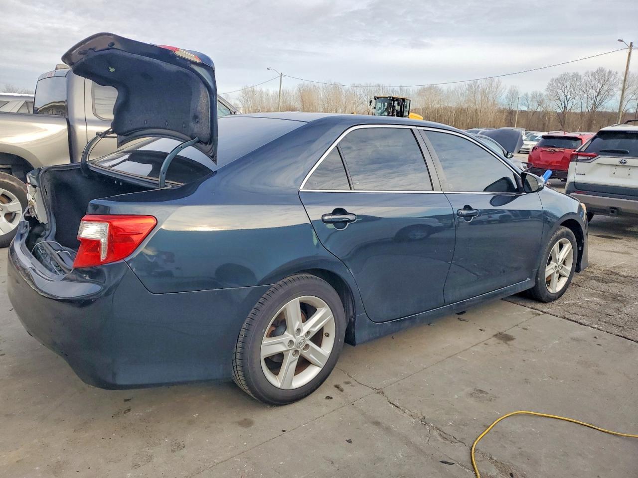 2014 TOYOTA CAMRY L photo 3