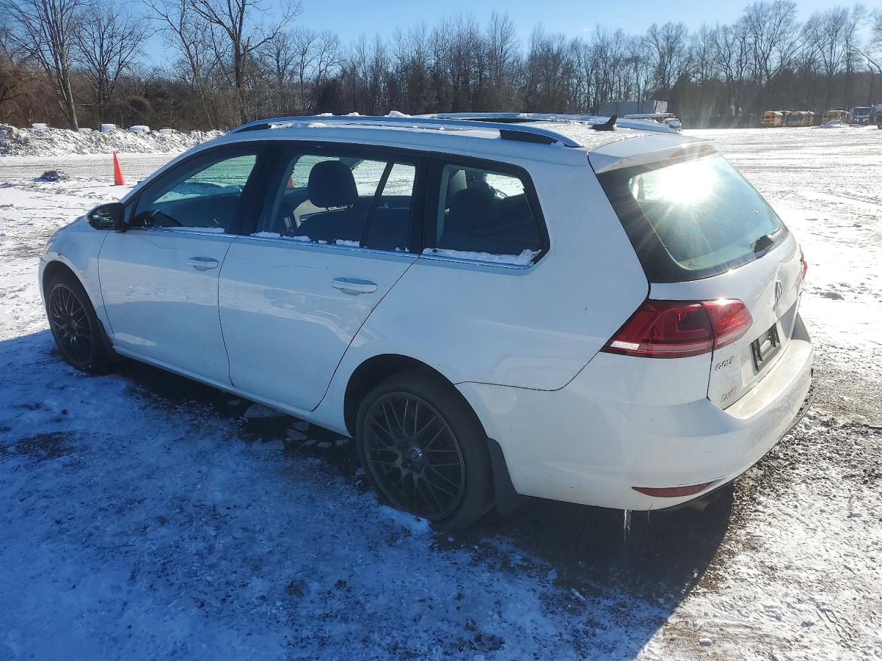 2015 VOLKSWAGEN GOLF SPORTWAGEN TDI S photo 2