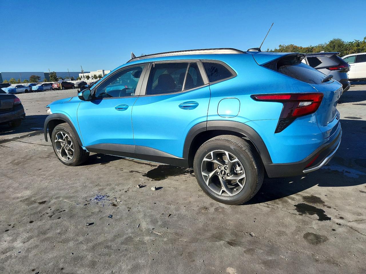 2025 CHEVROLET TRAX 1LT photo 2