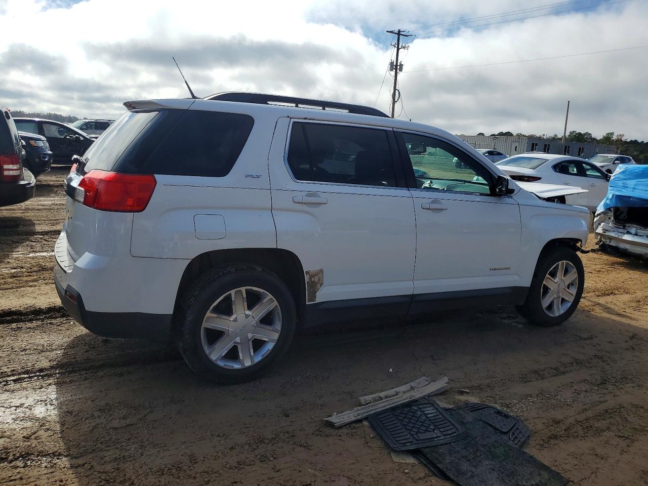 2011 GMC TERRAIN SLT photo 3