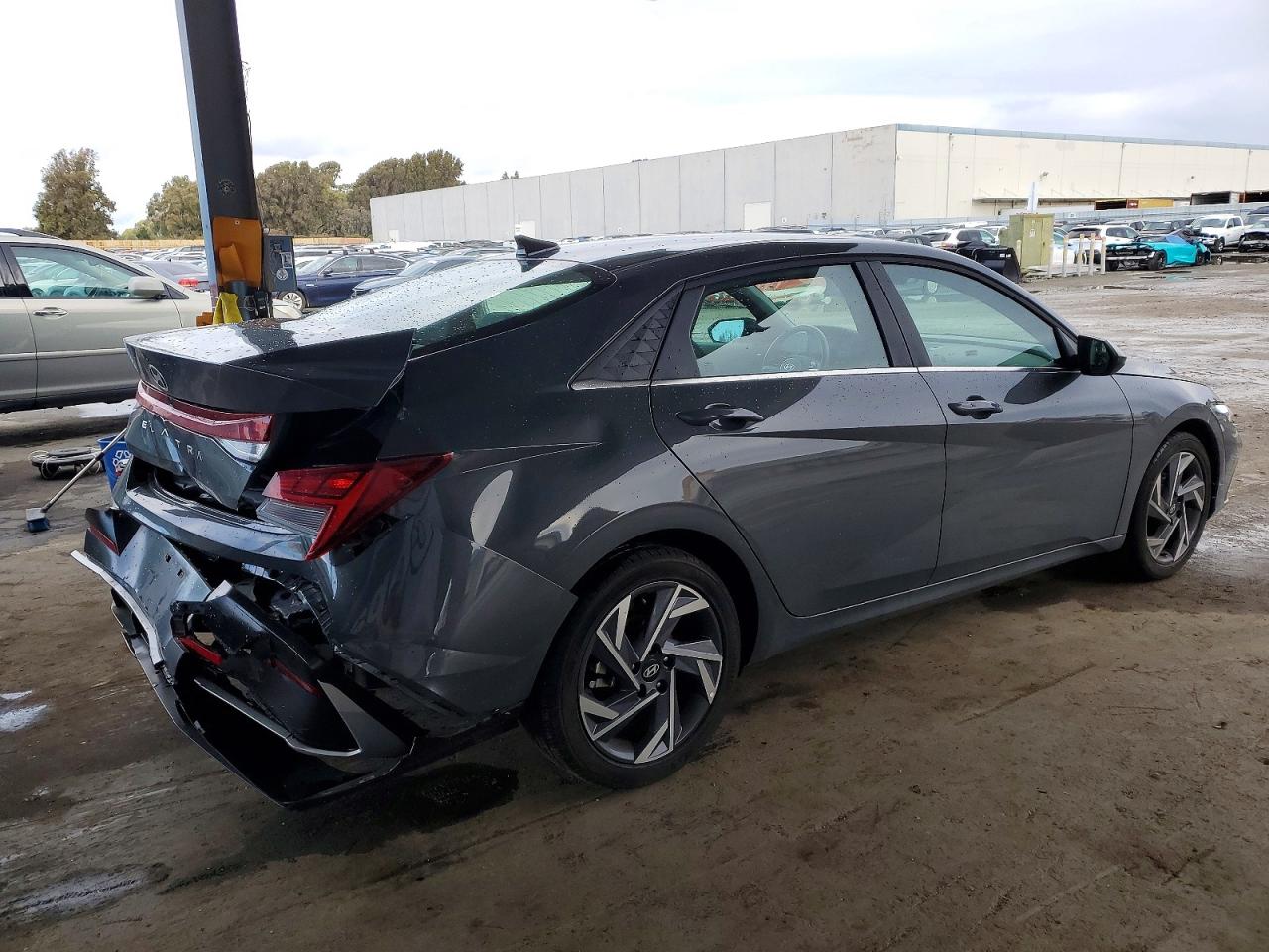2025 HYUNDAI ELANTRA SEL photo 3