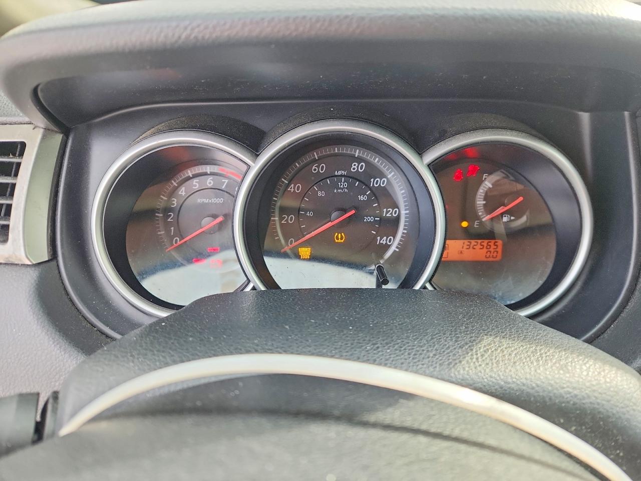 2011 NISSAN VERSA S photo 9