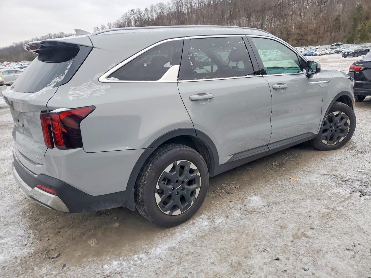 2024 KIA SORENTO S photo 3