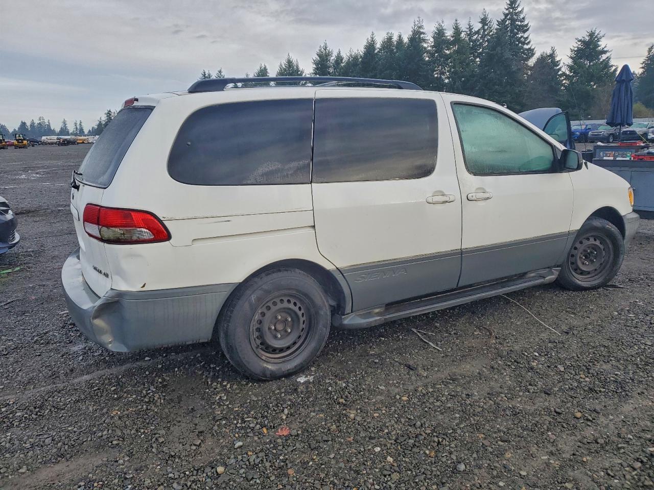 2002 TOYOTA SIENNA LE photo 5