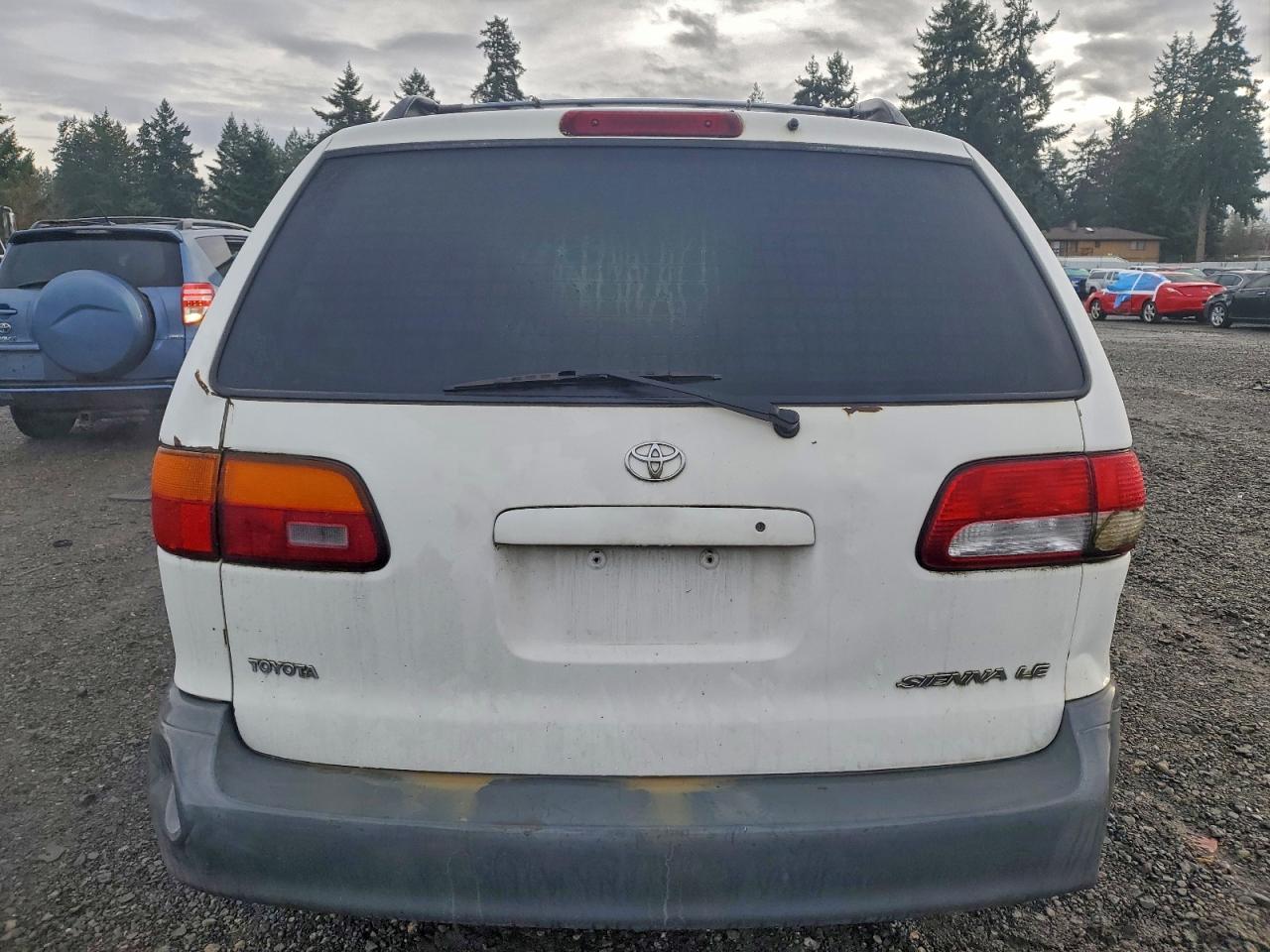 2002 TOYOTA SIENNA LE photo 11