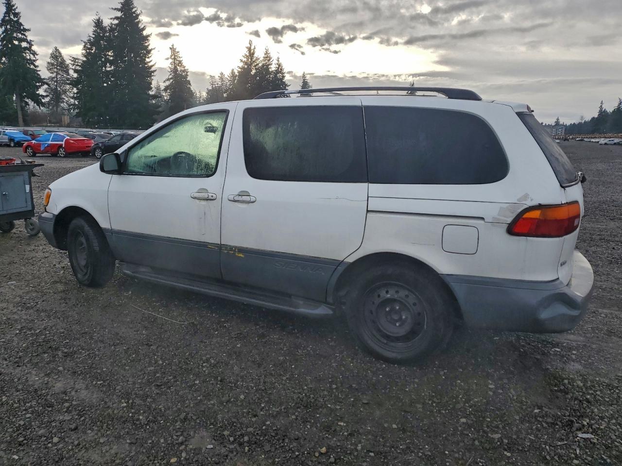 2002 TOYOTA SIENNA LE photo 3