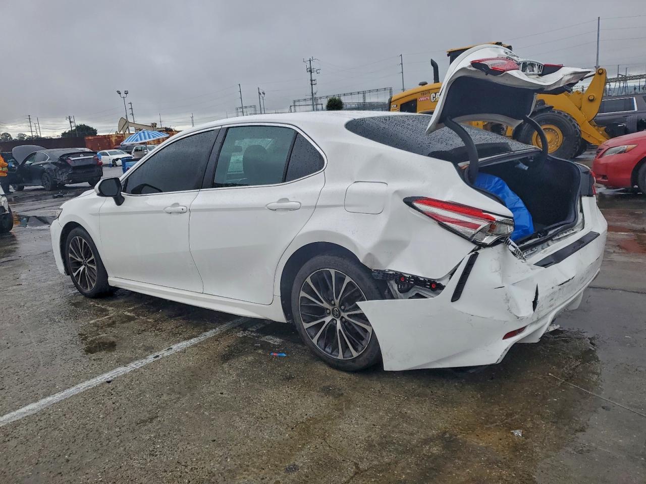 2018 TOYOTA CAMRY L photo 2
